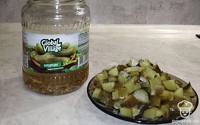 Нарезаем соленые огурцы.