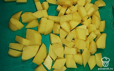Нарезаем картофель.