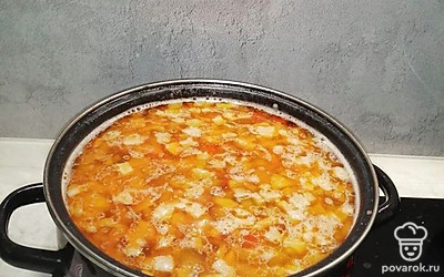 Все выкладываем в кастрюлю и варим до готовности.