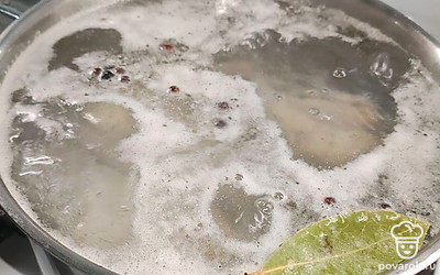 Отварить мясо для бульона. После закипания снять пену. Добавить лавровый лист и черный душистый перец.