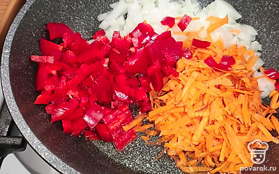 Овощи обжарить на сковороде с растительным маслом до мягкости.