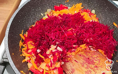 К обжаренным овощам добавить натертую свеклу на мелкой терке. Если свеклы мало для насыщенного томатного вкуса подливы, добавить 1 столовую ложку томатной пасты.