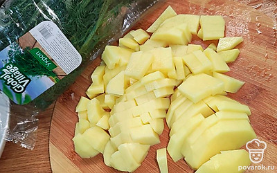 Картофель почистить и помыть. Нарезать картофель брусочками. Бульон готов. Добавить картофель в кастрюлю, отварить 10 минут после закипания бульона.