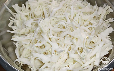 Капусту нашинковать, добавить в кастрюлю, отварить до мягкости.
