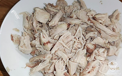 Мясо индейки разобрать на волокна и добавить в кастрюлю.