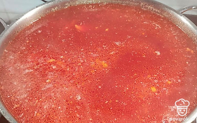Добавить томатную подливу, закипятить и проварить.