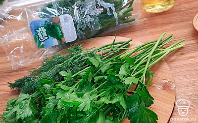 Зелень петрушки и укропа нарезать.