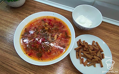 Подать щи с чесночными сухариками и сметаной.