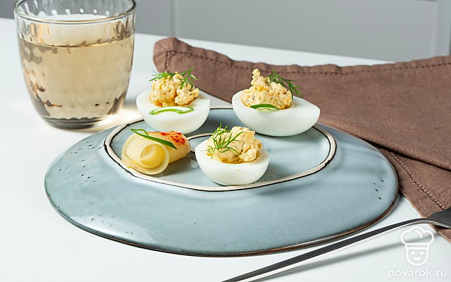 Яйца, фаршированные желтком, чесноком и майонезом — Рецепт с фото