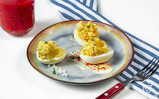 Яйца, фаршированные сыром — Рецепт с фото