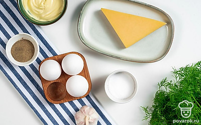 Куриные яйца тщательно промойте, сварите вкрутую, остудите и очистите от скорлупы. Чеснок очистите от шелухи, вместе с укропом сполосните и просушите.