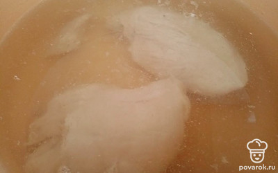 Сварить бульон из куриного филе. Филе достать из бульона. 