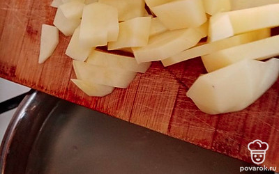 Картофель нарезать некрупно и добавить в бульон.