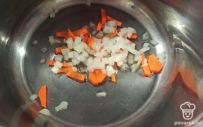 Репчатый лук и морковь мелко нарезаем, обжариваем в кастрюле на растительном масле. 