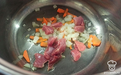 Филе бедра индейки режем и добавляем в кастрюлю. Обжариваем 3 минуты. 