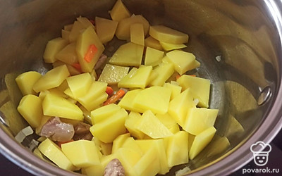 Картошку чистим и нарезаем на небольшие кусочки, выкладываем в кастрюлю. 