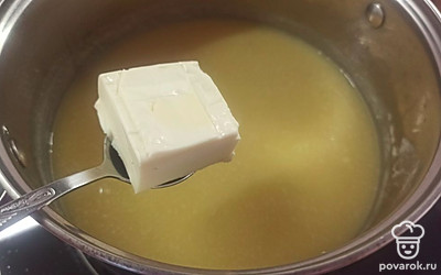 В конце добавляем плавленый сыр и все перемешиваем. Снимаем кастрюлю с плиты. 