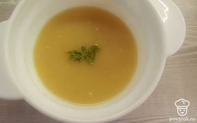 Подаем суп порционно, украсив свежей зеленью. 