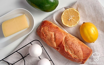 Заранее отварите яйца, очистите и остудите. Вымойте авокадо и руколу. Обсушите зелень бумажными полотенцами. Авокадо очистите от кожуры.