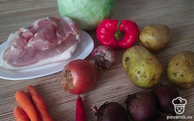 Подготовьте все ингредиенты. Если свекла крупная, хватит 1-2 корнеплодов. 