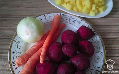 Овощи почистите, картошку нарежьте кубиком. Мясо отварите (после закипания первую воду я сливаю, заливаю снова и варю бульон). 