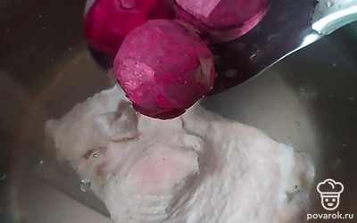 Во второй бульон положите очищенную свеклу. Она будет вариться с мясом. 