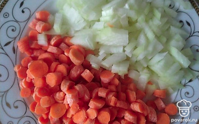 Лук и морковь мелко нарежьте.