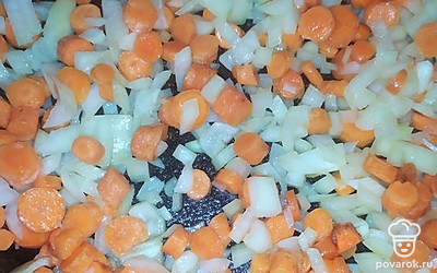 Обжарьте лук и морковь на растительном масле на сковороде.