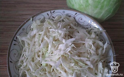 Капусту нашинкуйте.