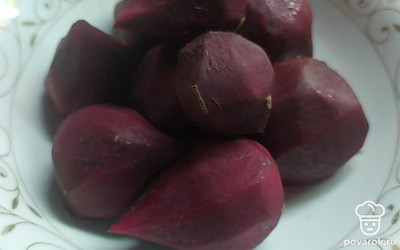 Сваренную свеклу достаньте из бульона.