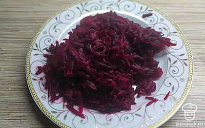 Натрите свеклу на терке.