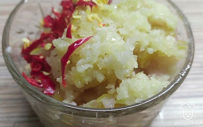 Снимите сало с вареной свинины, разомните его вилкой с раздавленным через чеснокодавилку чесноком и мелко нарезанным жгучим перцем. Не бойтесь добавить в борщ целую головку чеснока, это будет вкусно. 