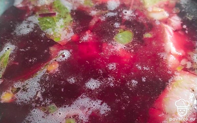 Овощи по очереди отправляйте в бульон. Сначала картофель (ждем закипания), затем капусту (ждем, когда закипит). Закипело, кладите зажарку. Затем отправьте в бульон свеклу и сразу же добавьте 1-2 столовые ложки лимонного сока или яблочного уксуса. Так ваш борщ будет яркого свекольного цвета. Затем добавьте сало с чесноком. Не забудьте добавить пару листов лаврушки. 