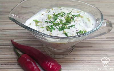 Борщ можно подать со сметаной, майонезом или соусом. Для соуса сметану смешайте с зернистой горчицей, добавьте мелко нарезанную зелень. Все перемешайте, подайте в соуснике. 