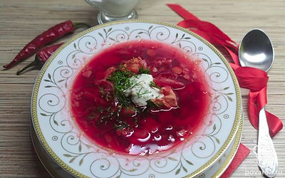 Готовый борщ разлейте по тарелкам. Подавайте со сметаной, майонезом или соусом.