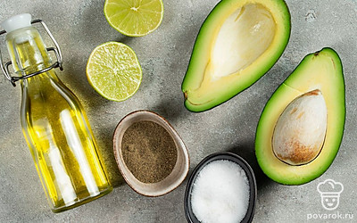 Разожгите угли в гриле. Помойте авокадо, очистите, разрежьте пополам и удалите косточку. Лайм помойте и выдавите из него сок. Помойте базилик для украшения, отделите листочки от стебля.