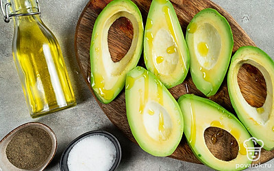 Подготовьте авокадо. Разрежьте авокадо на равные кусочки. Смажьте их оливковым маслом и сбрызните соком лайма.