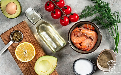 Заранее отварите креветки, остудите. Вымойте томаты, авокадо и укроп. Обсушите зелень бумажными полотенцами. Удобно разложите на столе необходимые продукты.