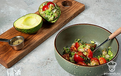 Сделайте салат. В миске соедините все ингредиенты: мякоть авокадо, томаты черри, креветки и укроп. Посолите и поперчите по вкусу. Добавьте орегано, растительное масло и лимонный сок. Все тщательно перемешайте. Выложите начинку в лодочки из авокадо.