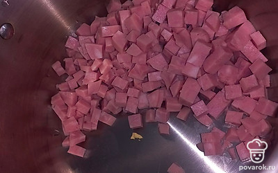 Нарезаем мелким кубиком колбасу.