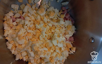 Далее чистим и режем мелким кубиком яйца.