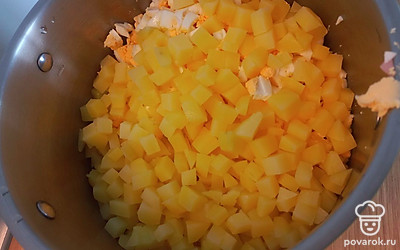 Таким же кубиком нарезаем картошку.