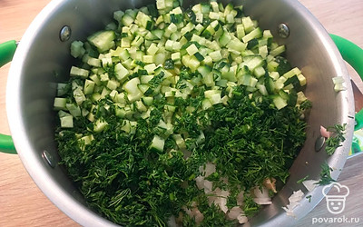 Мелко нарезаем зелень и огурцы.