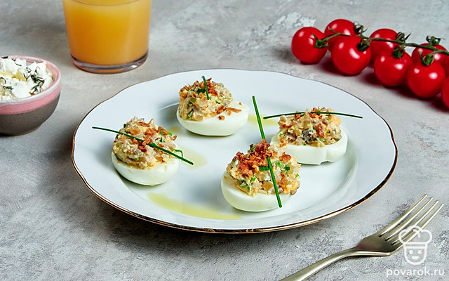 Яйца, фаршированные шампиньонами и сыром — Рецепт с фото