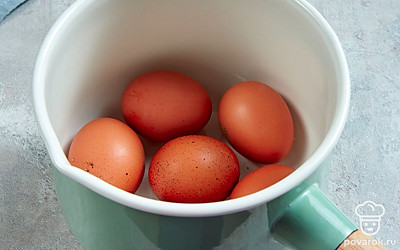 Отварите яйца вкрутую. В кастрюлю сложите яйца, залейте водой и поставьте на сильный огонь. Варите 10 минут с момента закипания. Затем слейте воду, наполните кастрюлю холодной водой и оставьте в ней яйца на 10 минут. Очистите их от скорлупы, ополосните под проточной водой. Разрежьте пополам, отделите белки от желтков.