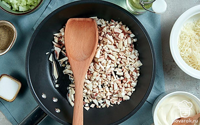 Обжарьте грибы для начинки. Разогрейте сковороду и влейте растительное масло. Выложите измельченные грибы и лук. Обжаривайте в течение 4 минут на среднем огне, периодически помешивая. Затем остудите ингредиенты.