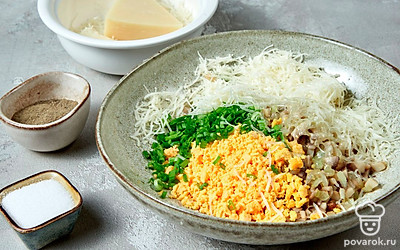 Приготовьте начинку и нафаршируйте яйца. Желтки измельчите, натерев на мелкой терке, или помните вилкой. Сложите в миску и добавьте жареные грибы и лук. Всыпьте зеленый лук и сыр. Посолите и поперчите по вкусу, заправьте начинку майонезом. Добавьте чеснок к остальным компонентам начинки и тщательно размешайте. Наполните куриные белки приготовленной начинкой.