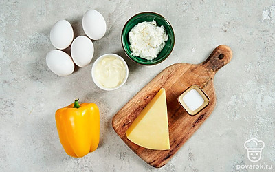 В небольшую кастрюлю налейте воду и опустите в нее яйца. Поставьте на огонь, доведите до кипения, после чего варите яйца еще 7-8 минут. Слейте кипяток и залейте яйца холодной водой. Так скорлупа отделится лучше. Болгарский перец помойте, очистите от плодоножки и семян. Потрите сыр на мелкой терке. Петрушку и укроп помойте и нарежьте.