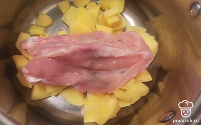 Картошку чистим и нарезаем на небольшие кусочки. Картошку и куриную грудку выкладываем в кастрюлю. 
