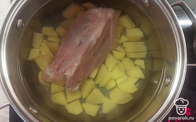 Заливаем все водой и ставим на средний огонь. Варим 20 минут. 